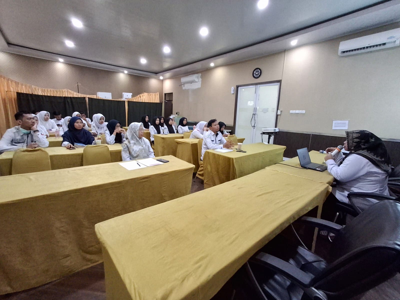 Gambar In House Training (IHT) pemeriksaan mikrobiologi, Persyaratan kualitas air untuk pembuatan media sesuai ISO 11133 : 2014